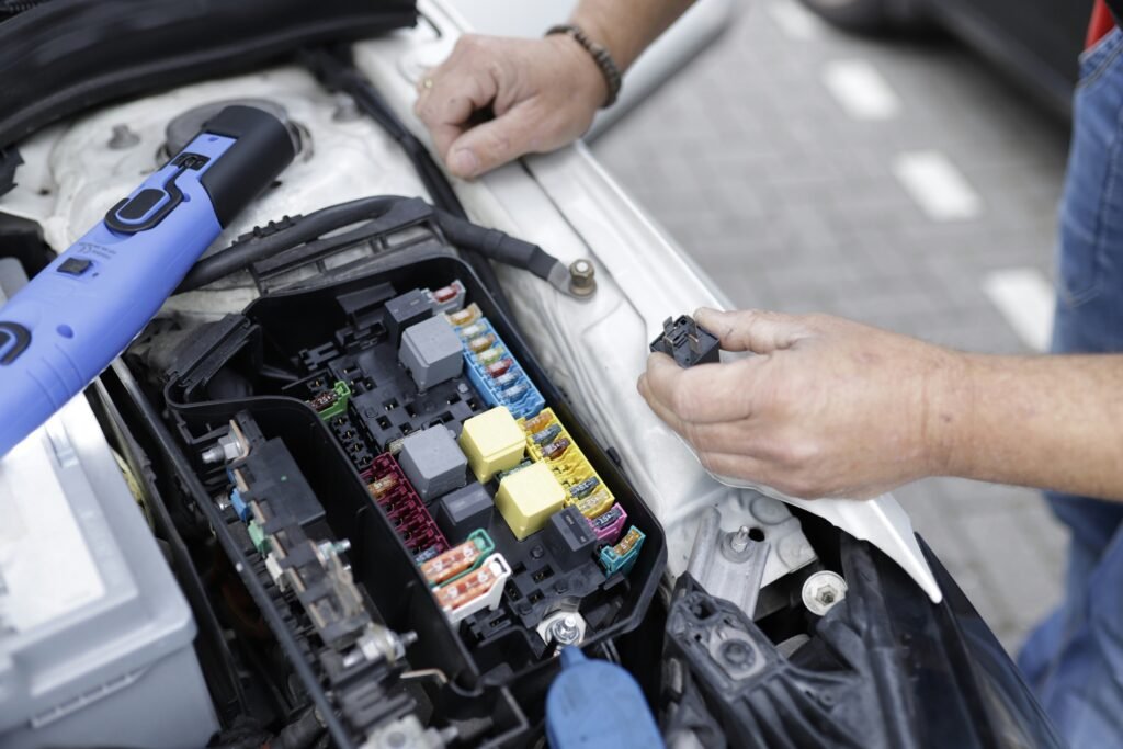 新能源汽车技术培训 EV 维修/电池实操图: 新能源汽车电池与高压诊断培训实操